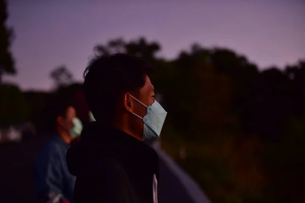 2014年10月30日 日没時に医療用マスクを着用する人々 — ストック写真