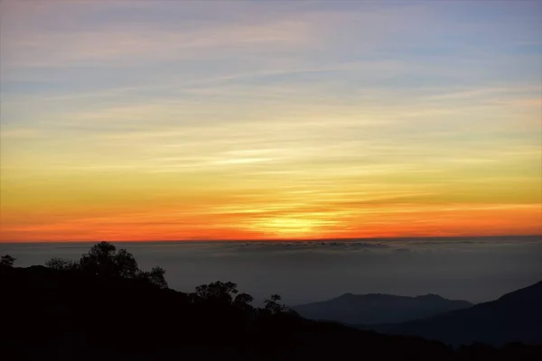 Восход Солнца Над Горным Ландшафтом — стоковое фото