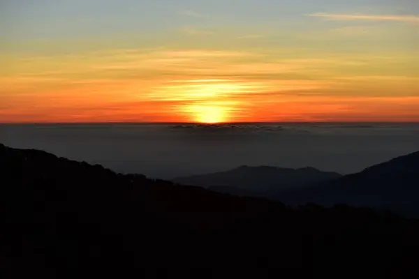 Восход Солнца Над Горным Ландшафтом — стоковое фото