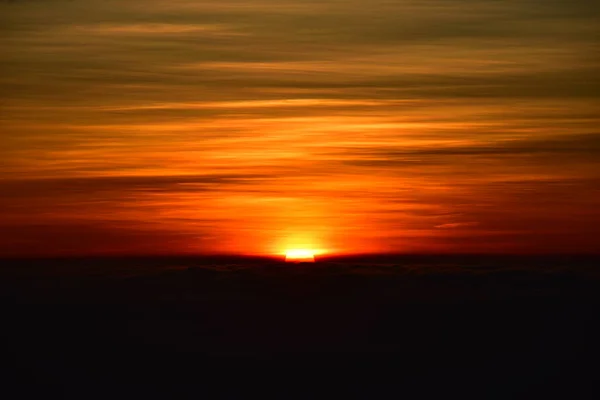 Puesta Sol Detrás Una Densa Zona Forestal Seguida Montañas — Foto de Stock