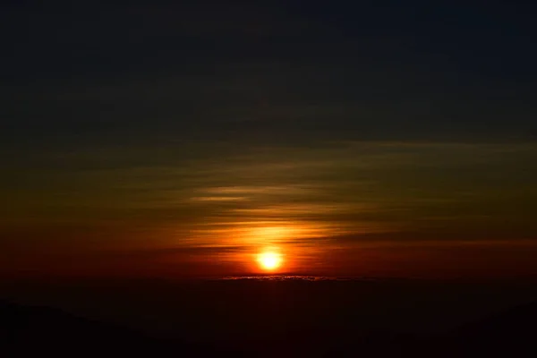 Puesta Sol Detrás Una Densa Zona Forestal Seguida Montañas — Foto de Stock