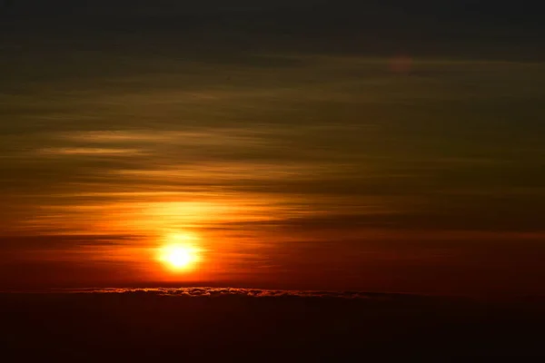 Sonnenuntergang Hinter Einem Dichten Waldgebiet Gefolgt Von Bergen — Stockfoto