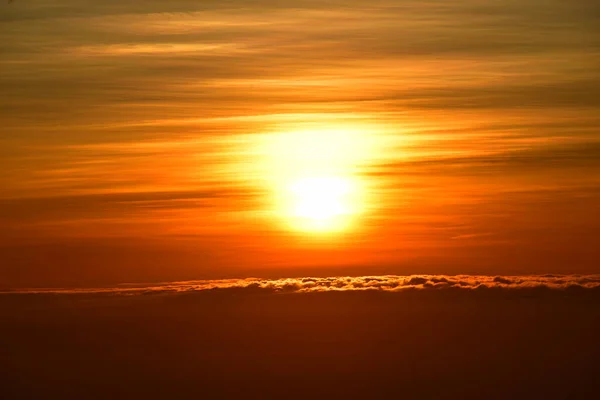 Soarele Apune Spatele Unei Păduri Dense Urmată Munți — Fotografie, imagine de stoc
