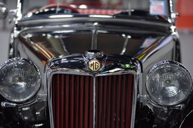 Motor fuarındaki eski araba.