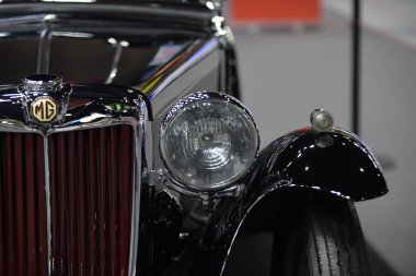 Motor fuarındaki eski araba.