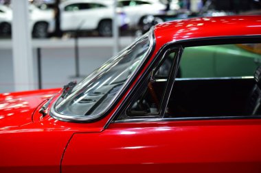 Motor fuarındaki eski araba.