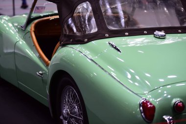 Motor fuarındaki eski araba.