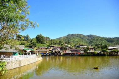 Nehir kıyısında küçük bir kasaba
