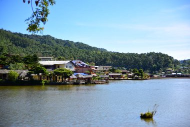 Nehir kıyısındaki Asya kasabası