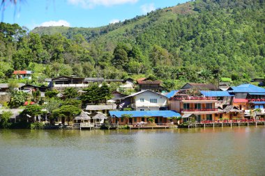 Nehir kıyısındaki Asya kasabası