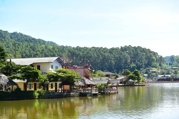 川沿岸のアジアの町 — ストック写真