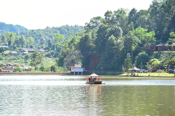 Boot Schwimmt Bei Sonnigem Tag Fluss — Stockfoto