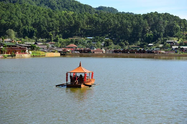 Barco Flutuando Rio Dia Ensolarado — Fotografia de Stock