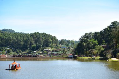 Nehir kıyısındaki Asya kasabası