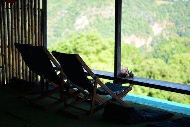 Dağlarda gözlem güvertesi olan ahşap bir ev.