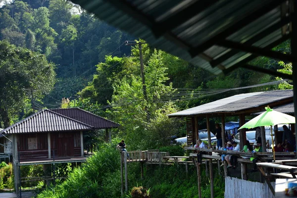 阳光普照的高山上的木制房屋 — 图库照片