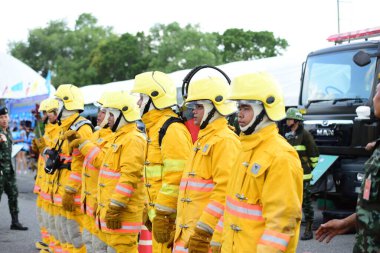 Bir grup üniformalı erkek itfaiyeci.