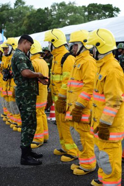 Bir grup üniformalı erkek itfaiyeci.