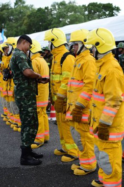 Bir grup üniformalı erkek itfaiyeci.