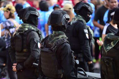 Özel kuvvetler üniformalı.