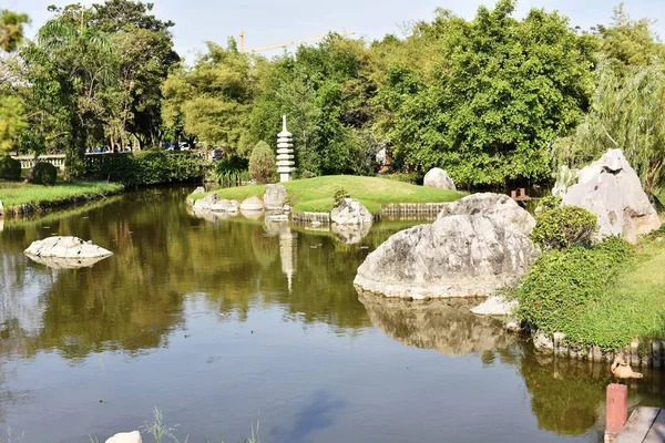 Güneşli bir günde güzel bir park