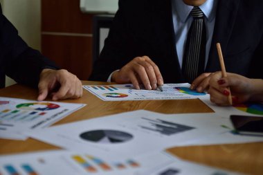 Ofiste istatistiksel verilerle çalışan iş ekibi