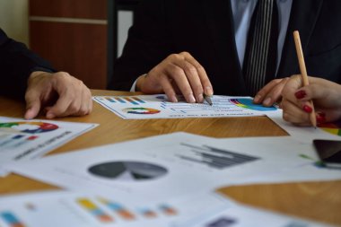 Ofiste istatistiksel verilerle çalışan iş ekibi