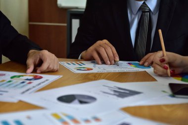 Ofiste istatistiksel verilerle çalışan iş ekibi