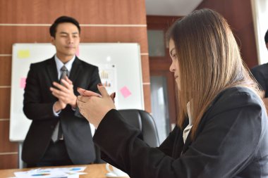 Ofiste çalışırken el ele tutuşan iş adamları.