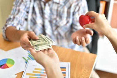 Erkekler kalplerinde dolar değiştirir.