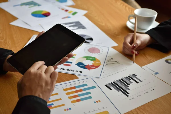 Equipe Negócios Que Trabalha Com Dados Estatísticos Escritório — Fotografia de Stock