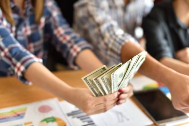 Ofisinde dolar banknotları olan işadamları