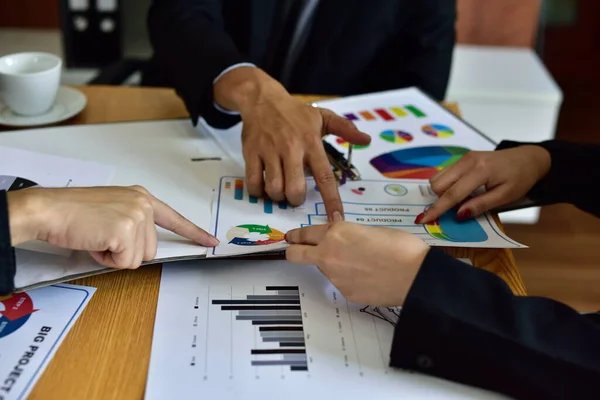 Empresários Que Trabalham Com Gráficos Escritório — Fotografia de Stock