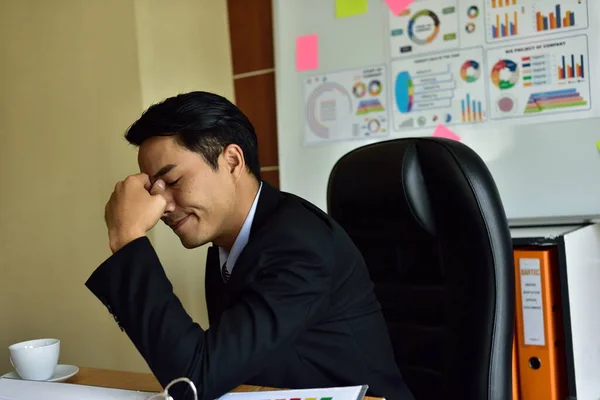 Ofiste Çalışan Asyalı Işadamı — Stok fotoğraf