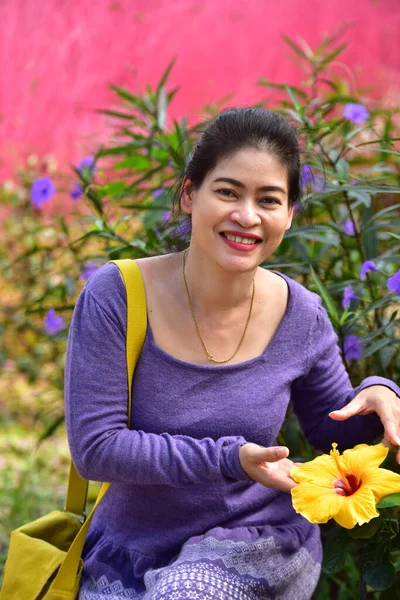Asian Woman Yellow Flower Garden — Stock Photo, Image