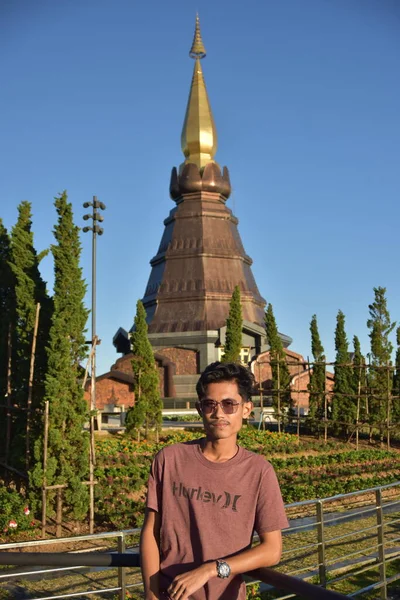 Man Poseren Buurt Van Boeddhistische Tempel — Stockfoto