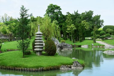 Güneşli bir günde güzel bir park