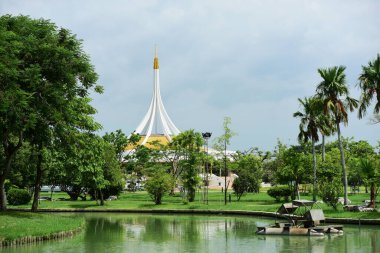 Güneşli bir günde güzel bir park