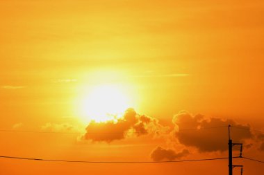 Gün batımında elektrik direkleri