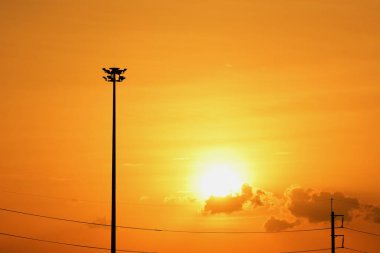 Gün batımında elektrik direkleri