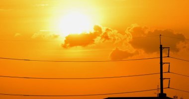 Gün batımında elektrik direkleri