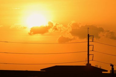 Gün batımında elektrik direkleri