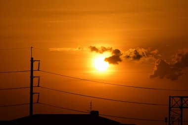 Gün batımında elektrik direkleri