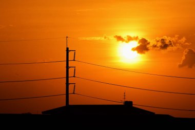Gün batımında elektrik direkleri