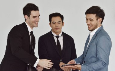 Birlikte çalışan genç işadamları iş projelerini tartışıyorlar.