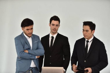 Birlikte çalışan genç işadamları iş projelerini tartışıyorlar.