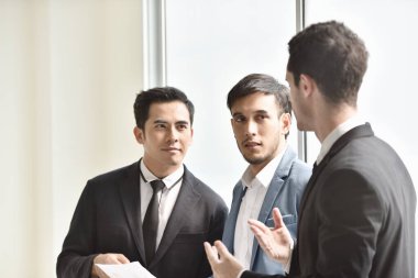 Birlikte çalışan genç işadamları iş projelerini tartışıyorlar.