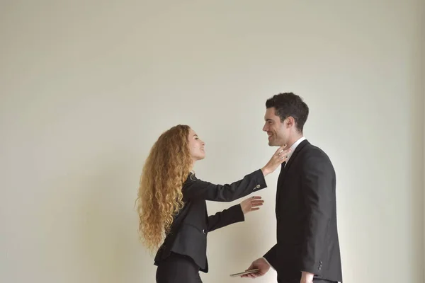 Potret Pasangan Bisnis Yang Cantik Dalam Pakaian Formal Berpose Studio — Stok Foto