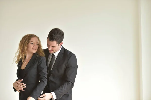 女性と男性の正式な服の抱擁 職場での浮気 — ストック写真