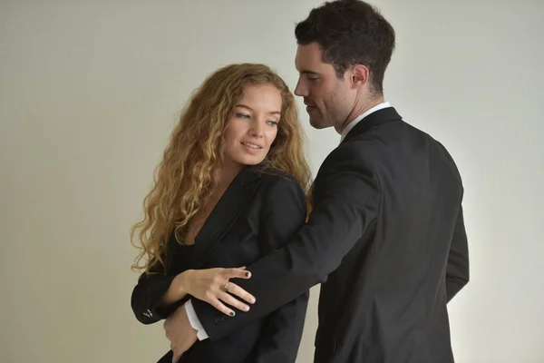 女性と男性の正式な服の抱擁 職場での浮気 — ストック写真